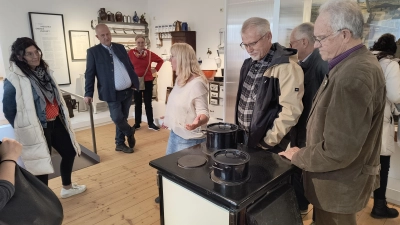 Museumsleiterin Eva Maria Keil (Mitte) zeigte unter anderem, wie Schwandorfer Hausfrauen dem E-Herd zum Erfolg verhalfen. (Bild: Barbara Habel)