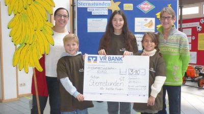 Die Lehrkräfte Daniela Gottfried und Felicitas Berger präsentieren gemeinsam mit ihren Schülern stolz den Spendenscheck für die Aktion Sternstunden.  (Bild: Sonja Diarian)