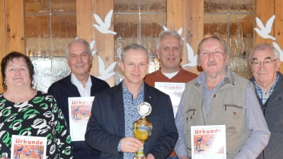 Die geehrten Brieftaubenzüchter (von links): Erna Niedermeier, Walter Schlenk, Georg Eichenseer, Richard Dötterl, Michael Niedermeier und Werner Troidl. (Bild: Birgit Heindl/exb)