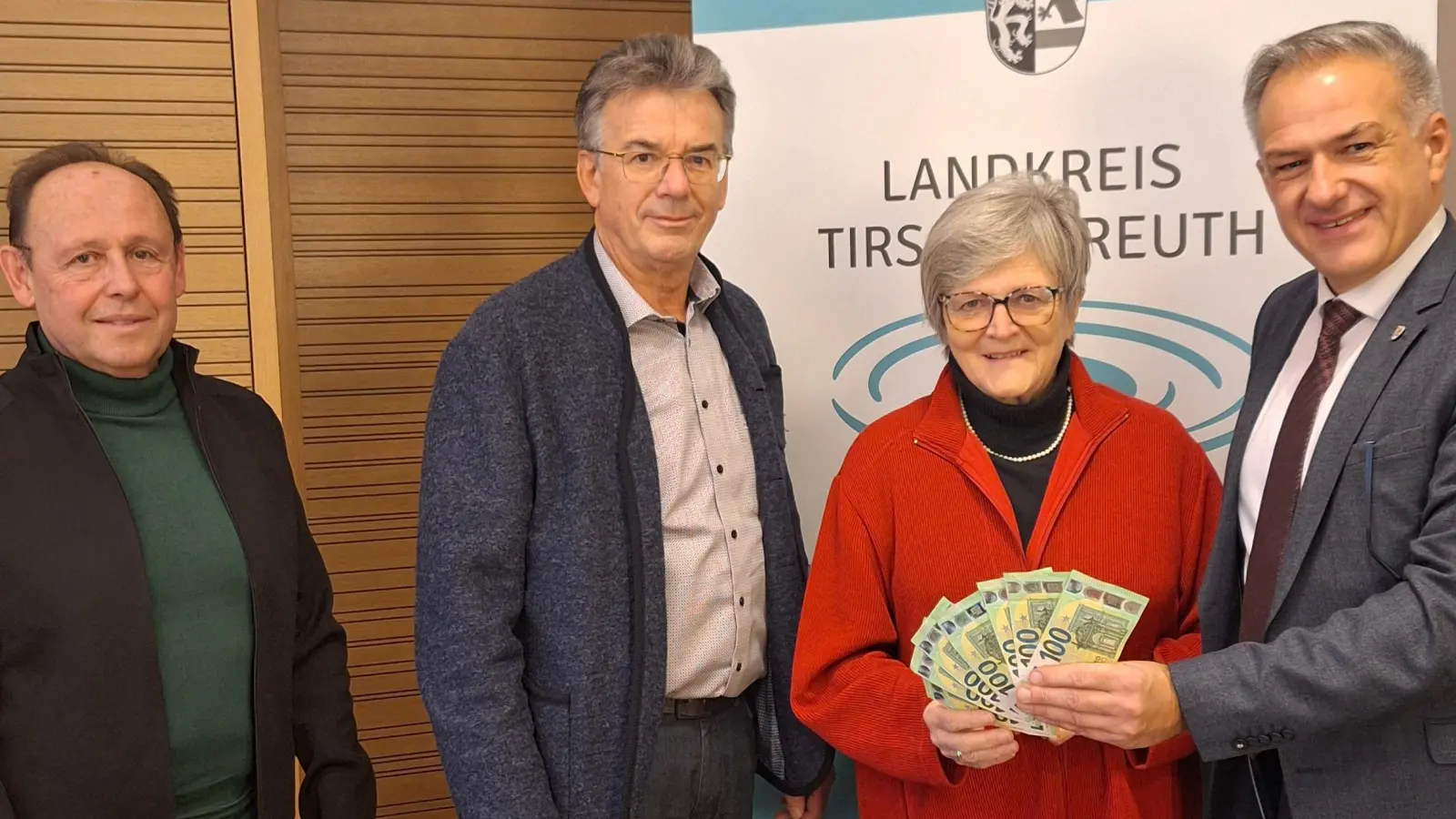 Stellvertretender Personalratsvorsitzender Richard Schiedeck, Personalchef Walter Brucker (von links) und Landrat Roland Grillmeier überreichten die Spende von 750 Euro an Dr. Annemarie Schraml. (Bild: Fabian Polster/Landratsamt Tirschenreuth/exb)