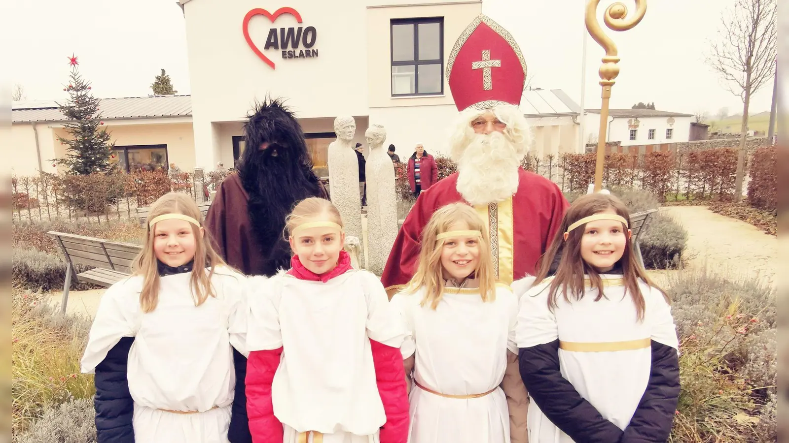 Die vorweihnachtlichen Boten Harald Kunz und Markus Füßl freuten sich mit den Engeln (v.l.) Lea Bock, Angelina Füßl, Anna Frank und Teresa Brenner auf ihren Besuch vor und in der AWO-Tagespflege. (Bild: Karl Ziegler)