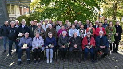 17 Paaren gratuliert Pfarrer Thomas Stohldreier (ganz rechts) zum Ehejubiläum, darunter auch Georg und Anneliese Wild (sitzend, links), die seit 65 Jahren gemeinsam durchs Leben gehen. (Bild: kki)