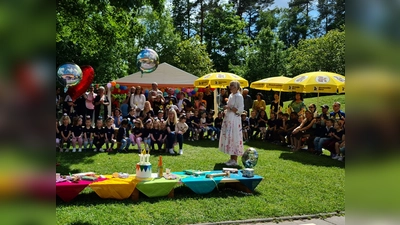 Ein Bilderbuch-Geburtstagsfest feierte die KiTa St. Vitus. Leiterin Birgit Kumeth (Mitte) erinnerte an die Entwicklung der KiTa und zeigte sich stolz auf ihr „Herzwerker-Mix-Team“, auf die kleinen und großen Kinder und nicht zuletzt auf die Eltern, mit denen man vorbildlich zusammenarbeitet. (Bild: Birgit Kumeth)