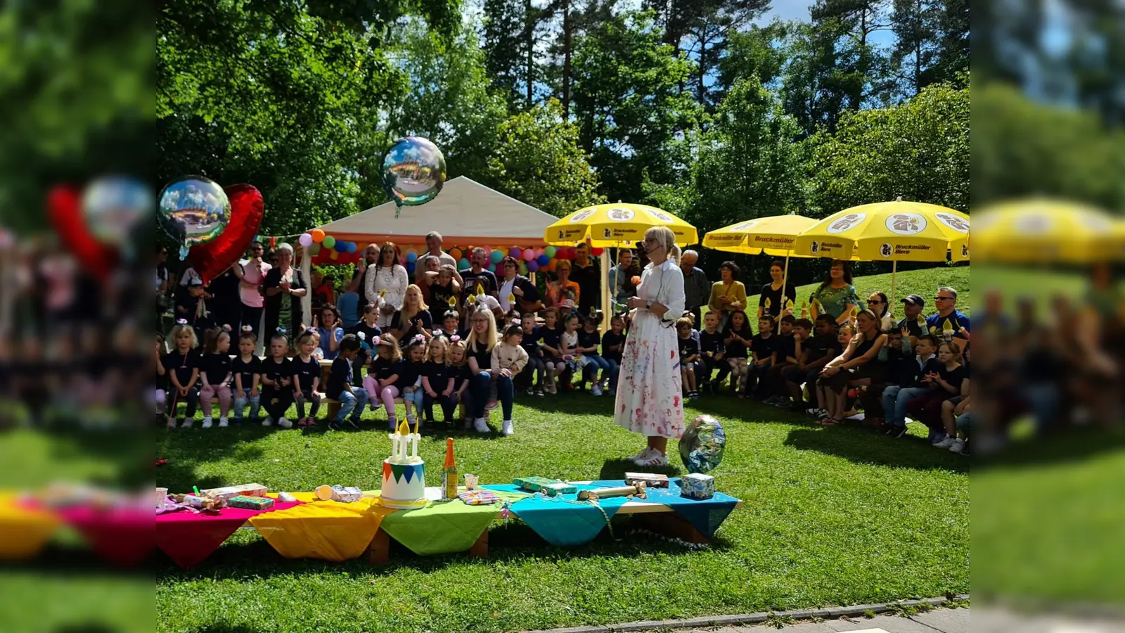Ein Bilderbuch-Geburtstagsfest feierte die KiTa St. Vitus. Leiterin Birgit Kumeth (Mitte) erinnerte an die Entwicklung der KiTa und zeigte sich stolz auf ihr „Herzwerker-Mix-Team“, auf die kleinen und großen Kinder und nicht zuletzt auf die Eltern, mit denen man vorbildlich zusammenarbeitet. (Bild: Birgit Kumeth)