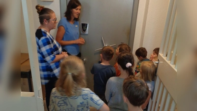 Die Vorschulkinder des Kinderhauses Steinwaldzwerge waren zu Besuch in der Sparkasse in Neusorg.  (Bild: Kinderhaus Steinwaldzwerge/exb)