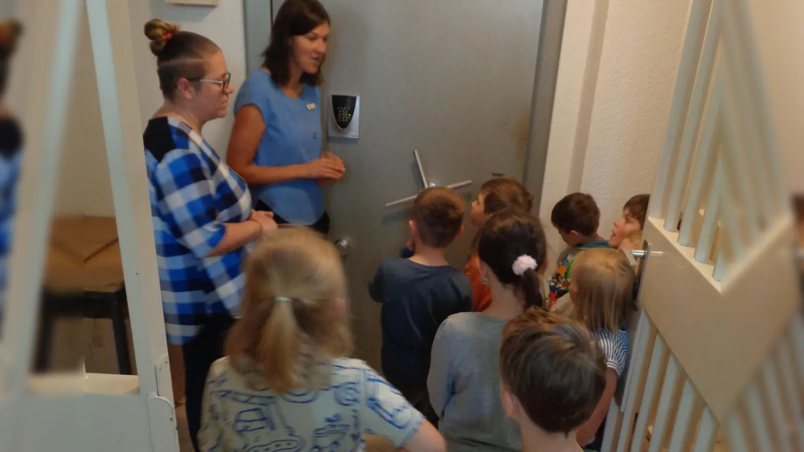 Die Vorschulkinder des Kinderhauses Steinwaldzwerge waren zu Besuch in der Sparkasse in Neusorg.  (Bild: Kinderhaus Steinwaldzwerge/exb)