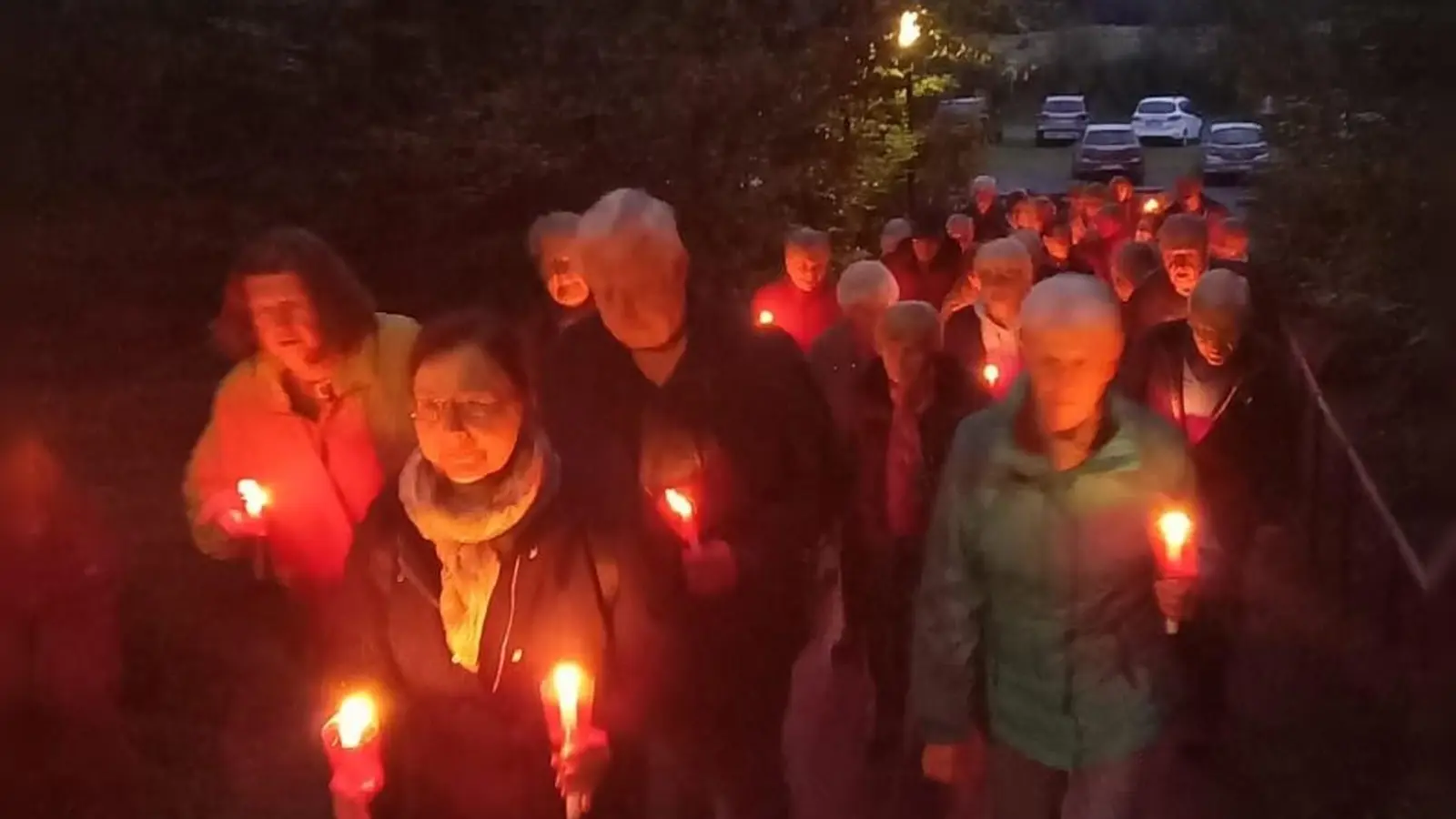 Lichterprozession auf dem Weg in die Armesbergkirche.  (Bild: Gabriele Vetter)