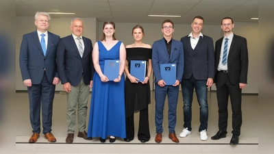 Die besten Abiturienten 2025 am Stiftland-Gymnasium Tirschenreuth. V. l. n. r.: Schulleiter OStD Matthias Weiser, Landrat Roland Grillmeier, Selina Rustler, Amelie Kraus, Moritz Hinrichsmeyer, Oberstufenkoordinator OStR Michael Beugler, stellv. Schulleiter StD Martin Putzlocher (Bild: Klaus Schoefl)