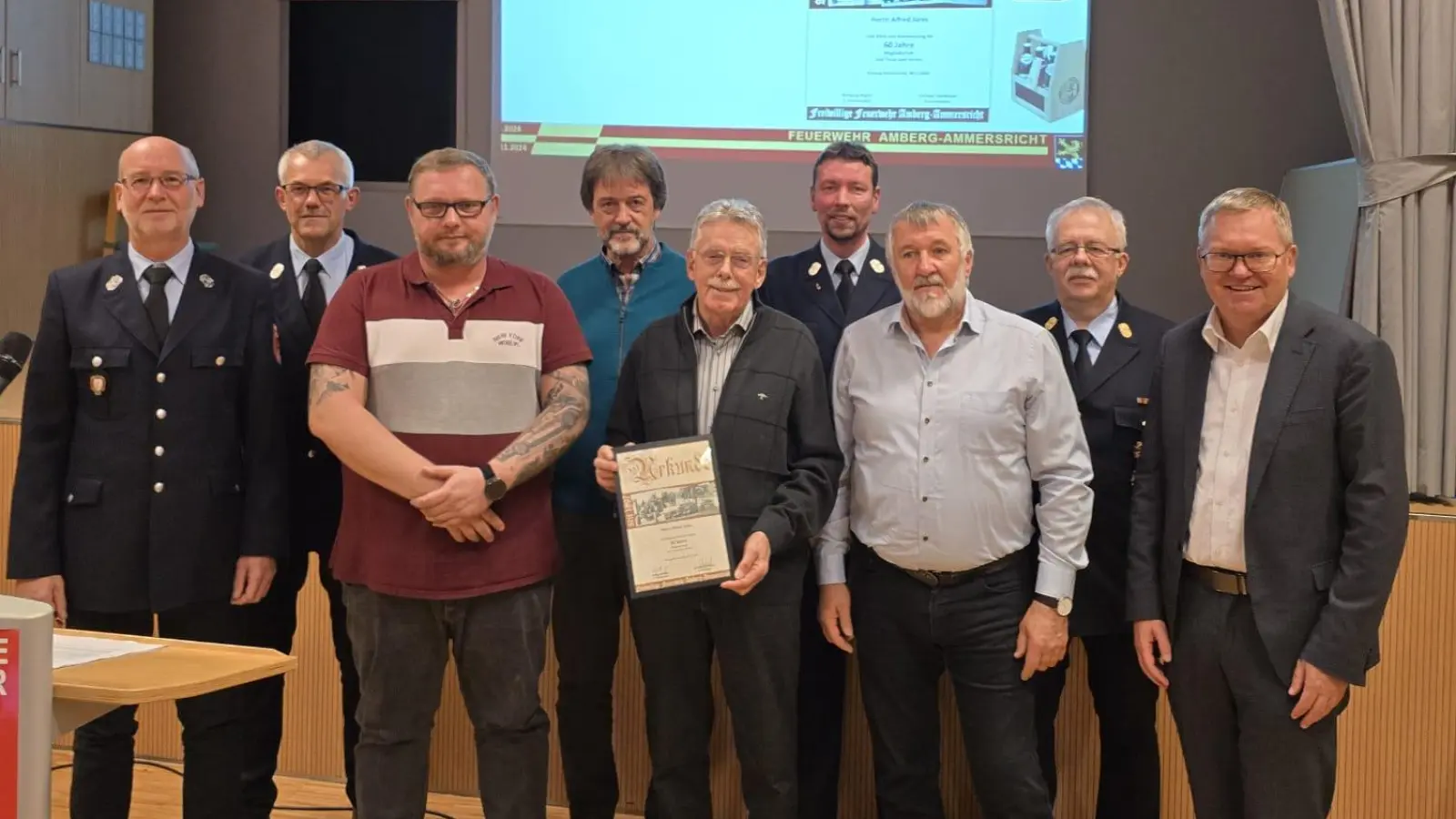 Günter Weigl erhielt aus den Händen von Landesjugendfeuerwehrwart Heinrich Scharf die silberne Ehrennadel der Jugendfeuerwehr Bayern. (Bild: Tobias Neudecker)