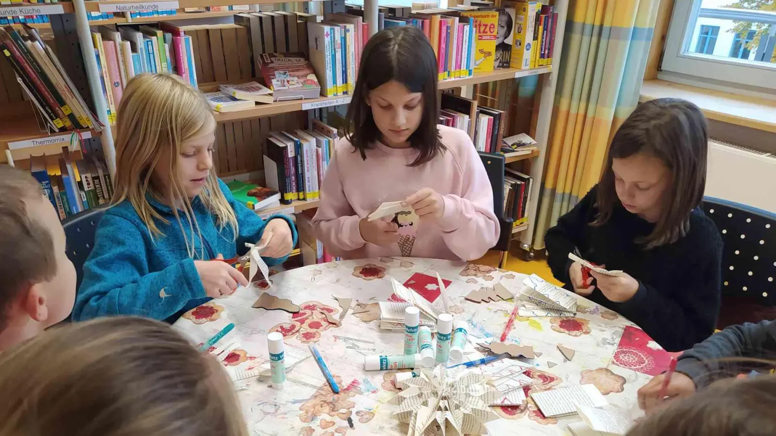 Beim Basteln entstehen aus alten Büchern tolle Kunstwerke. (Bild: gz)