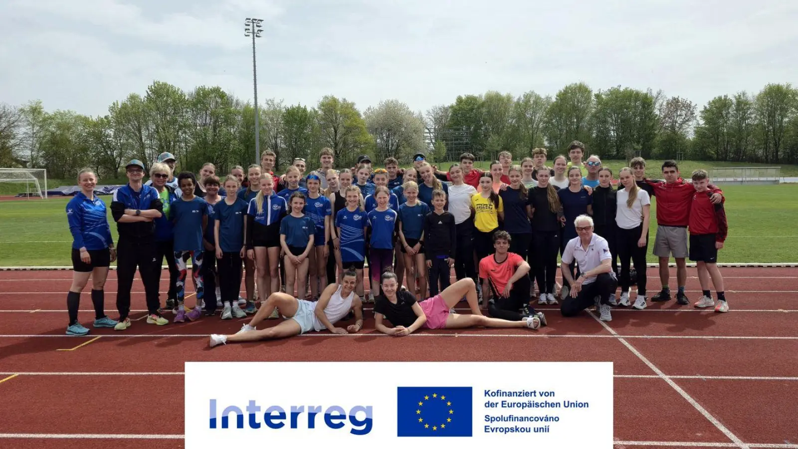die Athleten aus Cheb und ESV Amberg, zweite von links nach rechts die Trainer Philipp Bäumler, Ulrike Glück und Robert Schißlbauer. (Bild: Horst Pongratz)