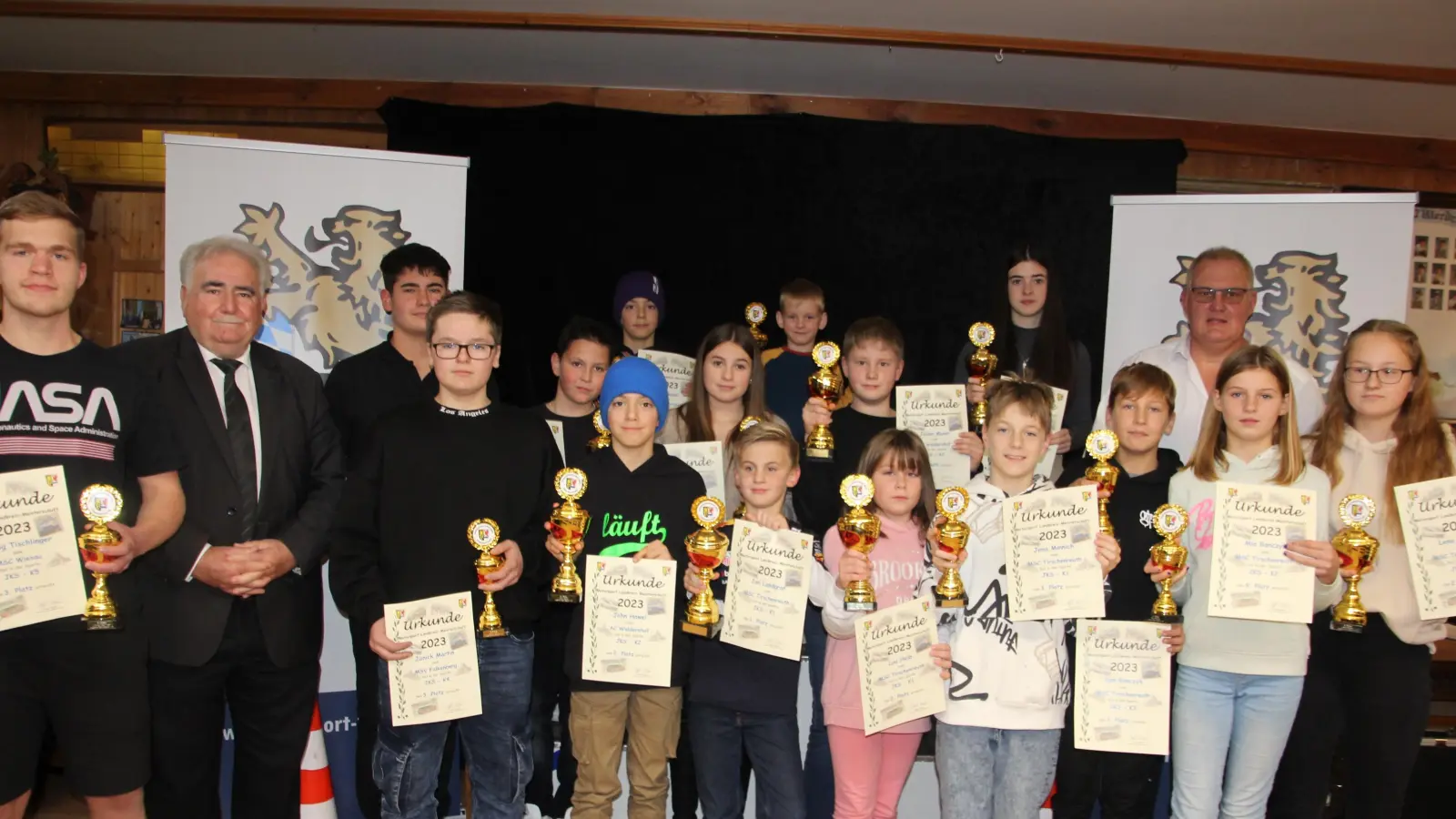 Die Besten auf Landkreisebene im Kartsport mit Tirschenreuths 2. Bürgermeister Peter Gold (2. von links) und Michael Sollfrank (3. von rechts stehend). (Bild: kro)