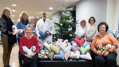 Der Kneippverein Fensterbachtal überreichte am Klinikum St. Marien in Amberg wieder Herzkissen an das Team der Frauenklink. (Bild: Verena Uschold)