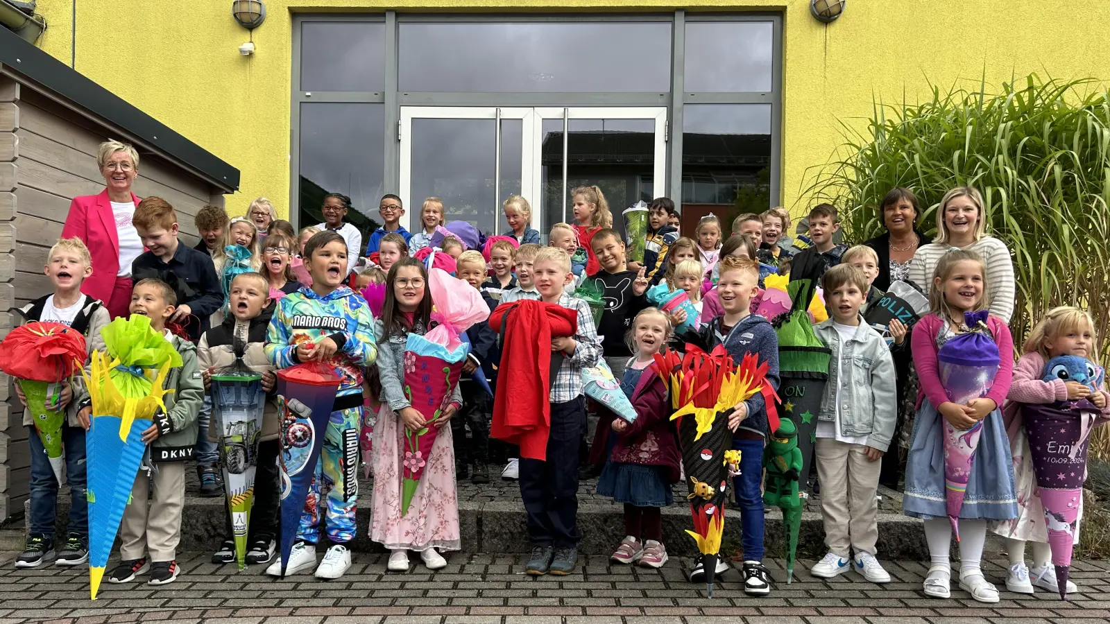 Die 45 Schulanfänger der Grundschule Schnaittenbach mit Schulleiterin Michaela Bergmann (links) und den Lehrerinnen Florentine von Imhoff und Sabine Weiß (von rechts) (Bild: Michaela Bergmann)