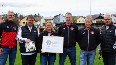 Das Foto zeigt die Verantwortlichen gemeinsam mit den Ehrenträgern. V. l. n. r.: Stephan Schmidt, Vereinsehrenamtsbeauftragter, Albert Kellner, Kreisspielleiter, Nicole Schusser-Schindler, 2. Vorstand, Gerhard Fronhöfer, 2. Geschäftsführer, Josef Reisner, 1. Vorstand, Roman Melzner, Kreisehrenamtsbeauftragter.  (Bild: Stephan Schmidt)