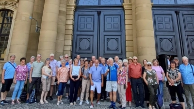 Gruppenbild vor der Würzburger Residenz mit dem Organisator Günther Mayer ganz rechts. (Bild: Edmund Flenz)