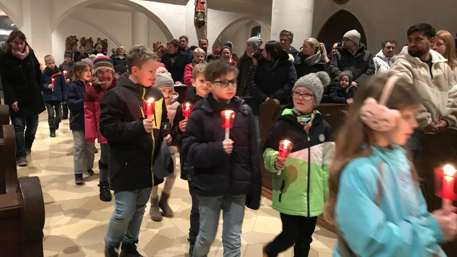 Einzug der Erstkommunikanten zur Lichtmessfeier (Bild: Marianne Moosburger)