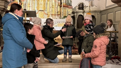 Kleines Schauspiel mit den Kindern zu Sankt Martin (Bild: Nicole Schusser-Schindler)