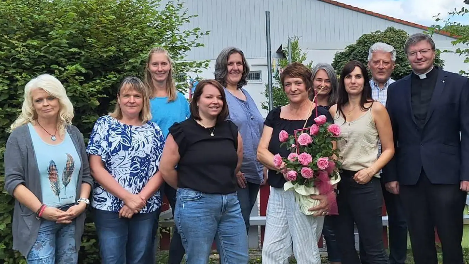 Kinderpflegerin Hildegard Freiberger (Fünfte von rechts) wird in der Marien-Kindertagesstätte Auerbach verabschiedet.  (Bild: Alexandra Neukam/exb)