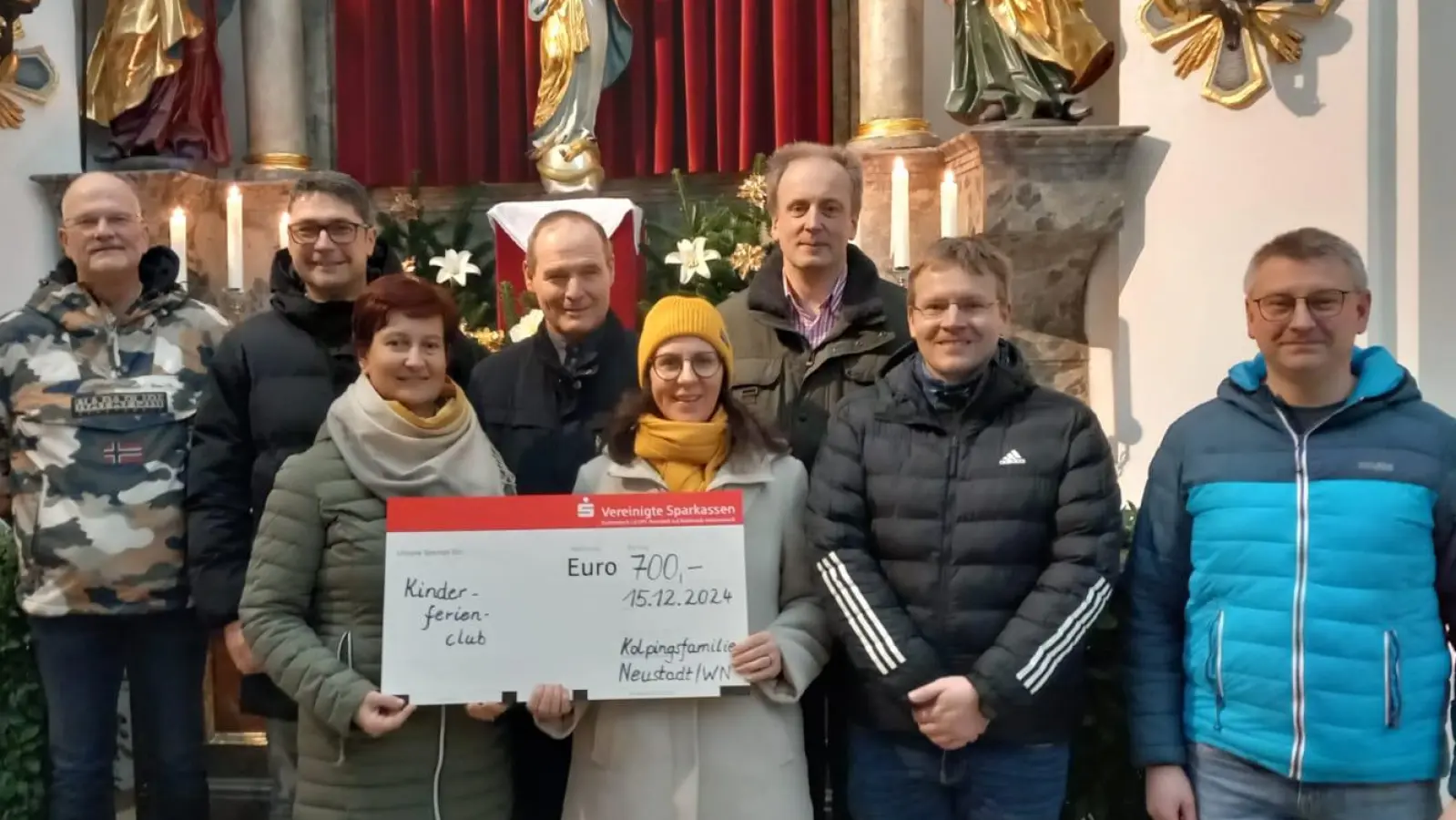 Manuel Färber von der Kolpingsfamilie (rechts) und die Nikoläuse (v.l. Oliver Völkl, Armin Aichinger, Josef Gleißner, Wolfgang Huber, Martin Schmidberger) übergeben die Spende aus der Nikolausaktion an den Kinderferienclub (vorne, von links: Tanja Kippes, Simone Scherb). Auf dem Bild fehlt der Nikolaus Rainer Hetz. (Bild: Gabi Gleißner)