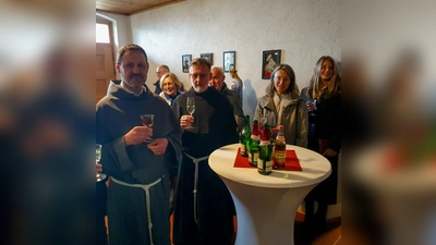 Beim Sektempfang im Kloster St. Felix in Neustadt/WN schüttelt Bruder Adam viele Hände. (Bild: mas)