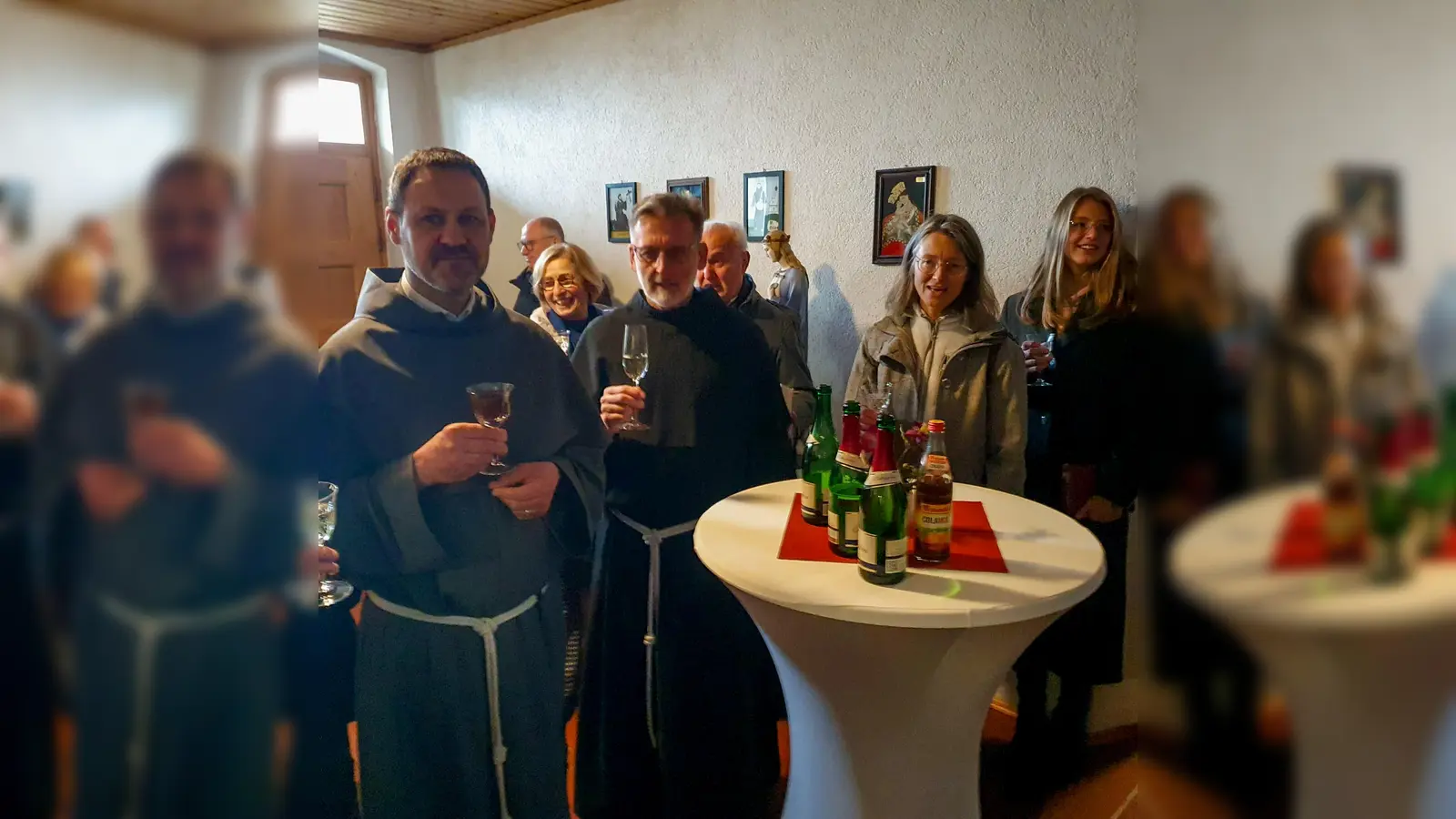 Beim Sektempfang im Kloster St. Felix in Neustadt/WN schüttelt Bruder Adam viele Hände. (Bild: mas)