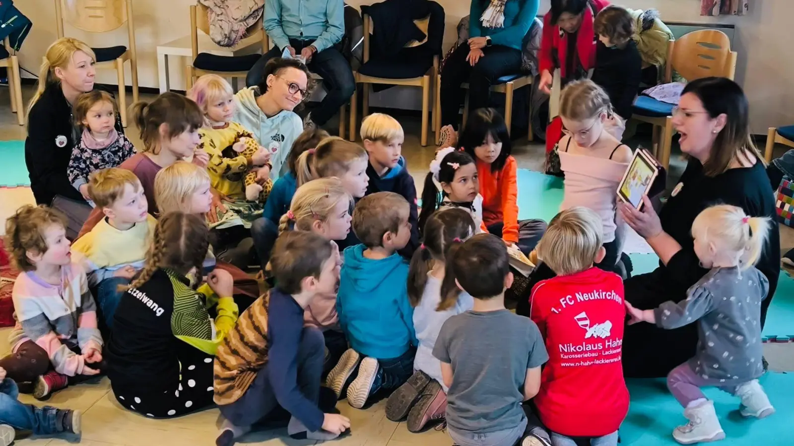 Die Kinder hören gespannt der Geschichte vom blinden Bartimäus zu.  (Bild: Ann-Kathrin Förderreuther)
