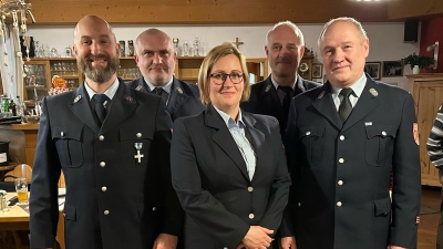 Von links nach rechts: Kassier Georg Erl, 2. Kommandant Thorsten Kloppmann, Schriftführerin Constanze Erl-Höning, Kommandant Thomas Weismeier und Vorstand Roland Weismeier. (Bild: Heinz Morawietz )