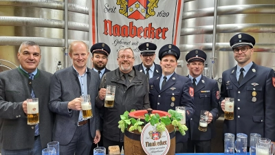 Anstich des Festbieres. Das Bild zeigt von links: Vertriebsleiter Michel Weiler, Schirmherr 1.Bürgermeister Konrad Kiener, 2.Vorstand Florian Schmauß, Ehrenschirmherr Pfarrer Markus Ertl, 1.Kommandant Manuel Kraus, Festleiter Max Geitner, 1.Vorstand Werner Fischer und 2.Kommandant Simon Ebenburger.  (Bild: Willi Duschner)