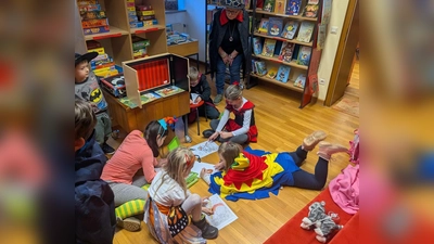 Begeistert malten die Kinder lustige Faschingsmotive bei der „lustigen Vorlesestunde” in der Bücherei Vilseck aus.  (Bild: Jonas Dittrich)