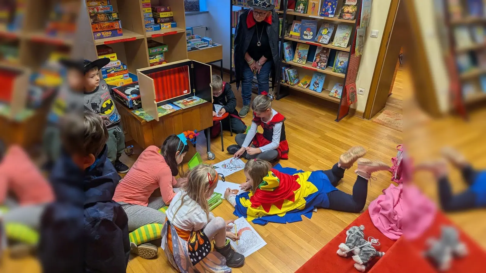 Begeistert malten die Kinder lustige Faschingsmotive bei der „lustigen Vorlesestunde” in der Bücherei Vilseck aus.  (Bild: Jonas Dittrich)