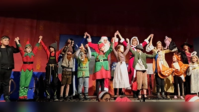 Die Darsteller des Musicals „Deutschland sucht den Weihnachtsmann”. (Bild: Kerstin Rustler/exb)