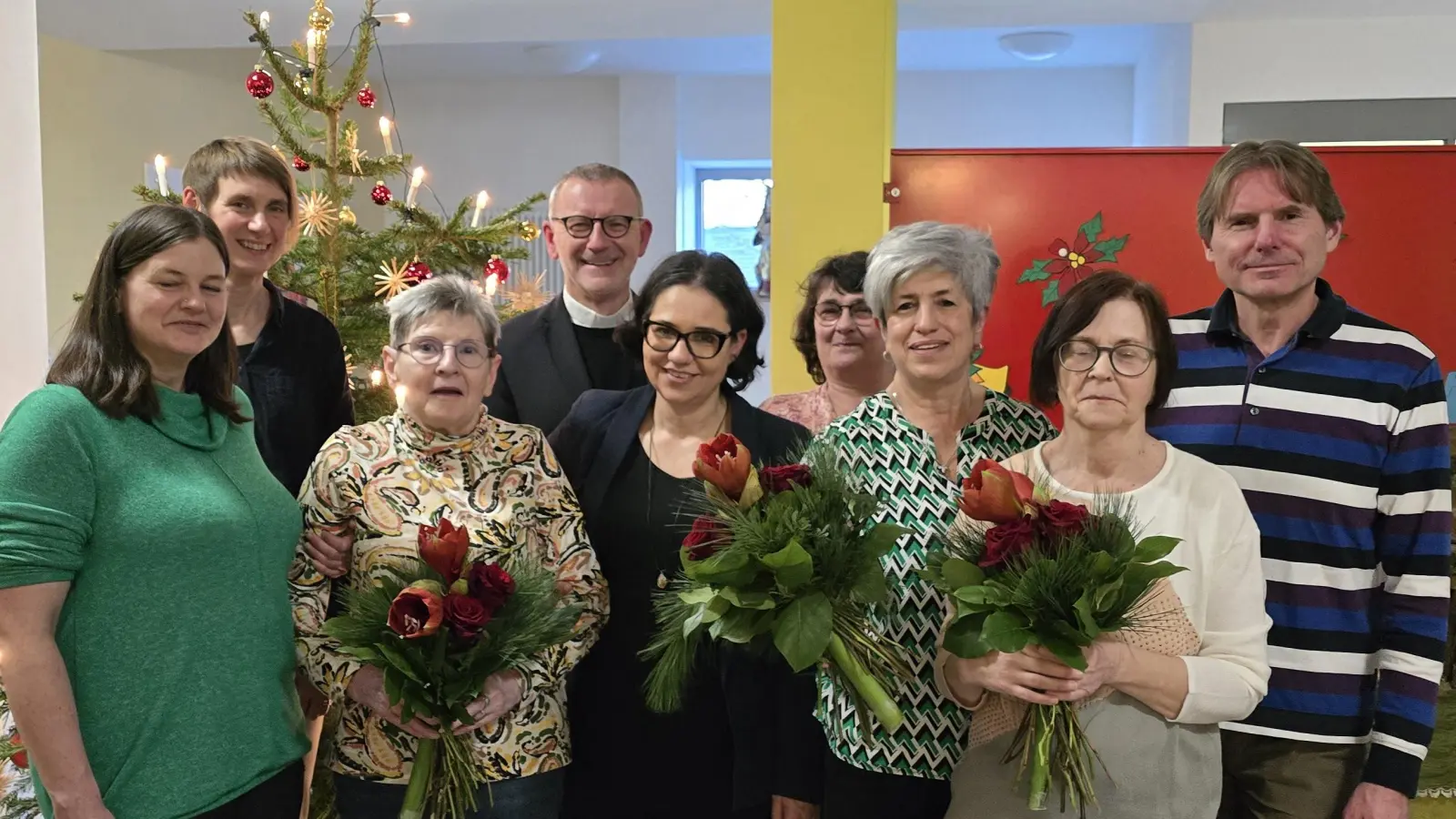 Auf dem Bild von links nach rechts: Pflegedienstleitung Regina Helm, Elke Klick (Caritas Regensburg), Angela Gerl, Stadtpfarrer Dr. Thomas Vogl, Alexandra Höcherl (Caritas Regensburg), Hauswirtschaftsleitung Erna Helm, Andrea Eckstein, Maria Freundl, Heimleiter Bernhard Riedl. (Bild: Kathrin Dietz)