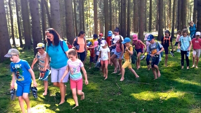 Ohne Schuhe durch den Wald (Bild: Siegfried Spindler)