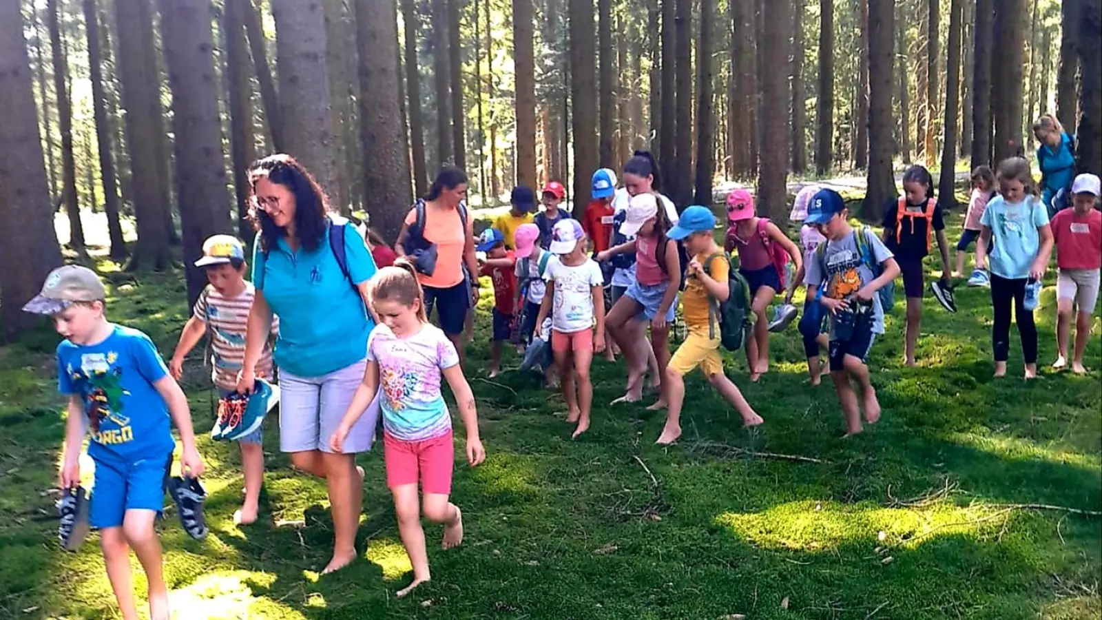 Ohne Schuhe durch den Wald (Bild: Siegfried Spindler)