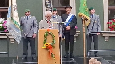Ein Grußwort sprach Heinrich Kleber als Vorsitzender des einzig noch bestehenden Heimatvereins „Die Eslarner in München”. (Bild: Karl Ziegler)