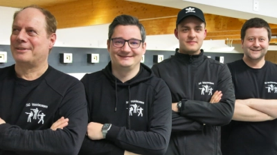 Die Meistermannschaft Luftpistole 1 der Bezirksliga Nord mit von links nach rechts Josef Thoenissen, Robert Petrik, Erik Dobler und Mannschaftsführer Jürgen Hecht. (Bild: Georg Hoffman)