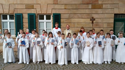 Pfarrer Heribert Stretz (hinten, Mitte) gestaltete den Festgottesdienst zur Erstkommunion von (mittlere Reihe, von links) Marie Poisel, Johanna Lehner, Leni Bader, Max Ackermann, Loan Streng, Moritz Held, Tim Kaufmann, Ben Stangl, Fabian Strobl, Toni Huslig, (vorne, von links) Paul Pschierer, Vincent Costa, Laura Haas, Sophia Thaller, Anton Wolfram, Yannick Busch, Elena Kellner, Magdalena Kirchberger, Finja Will und Emma Kopp. <br> (Bild: Birgit Übelmesser/exb)