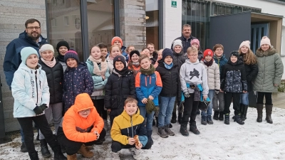 Die Schönseer Viertklässler zu Besuch bei Bürgermeister Kreuzer.  (Bild: Sandra Klein)