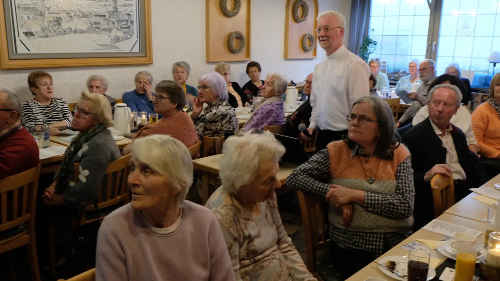 Das Wort Gottes verkündete Pfarrer Wilfried Römischer bei seiner Jahreslosung gegenüber den Mitgliedern des Seniorenkreises Klub 70. (Bild: Fred Lehner)