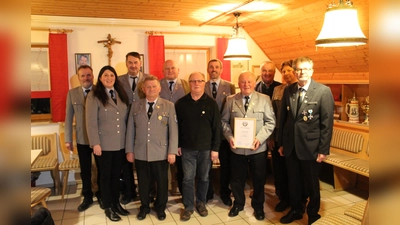  Vorsitzender Andreas Altmann (Zweiter von rechts) zeichnet gemeinsam mit BSB-Kreisvorsitzendem Peter Schottenhaml (rechts) und Bürgermeister Josef Deichl (Dritter von rechts) zahlreiche Mitglieder aus. Josef Mutzbauer (mit Urkunde) wird zum Ehrenmitglied ernannt.  (Bild: Reinhard Stretz-Altmann/exb)