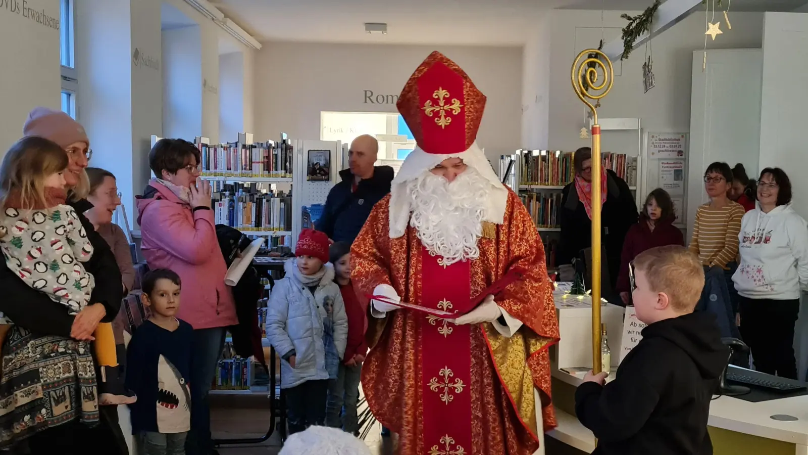 Der Heilige Nikolaus suchte heuer in Begleitung von Knecht Ruprecht auch die Stadtbibliothek auf. (Bild: Petra Danzer)