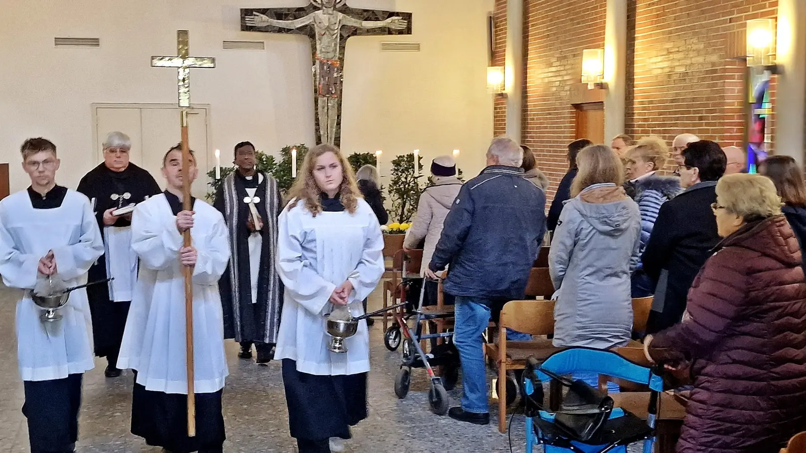 Die Geistlichkeit zieht aus der Aussegnungshalle mit den Gläubigen vor das großen Friedhofskreuz. Dort spielt die Bläsergruppe St. Elisabeth, es wir gemeinsam gebetet.  (Bild: Reinhard Kreuzer)