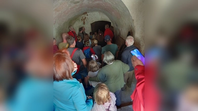 Die Gruppe der Kinder im Felsenkeller mit ihren Begleitpersonen  (Bild: Anita Ritz)