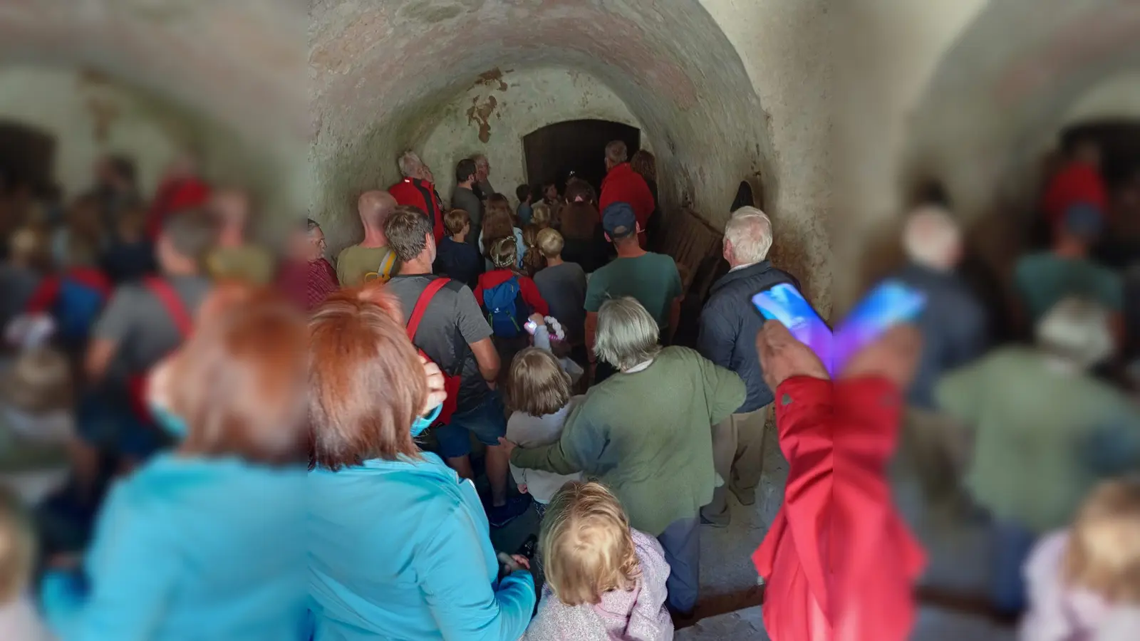 Die Gruppe der Kinder im Felsenkeller mit ihren Begleitpersonen  (Bild: Anita Ritz)