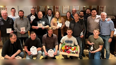 Auch wegen seiner Vorgeschichte hatte das 10. Preisschafkopfturnier des Skiclub Stein beim „Schwaner” in Windischeschenbach eine Rekordteilnehmerzahl von 180 Kartenspielern. Im Bild die Gewinner: Auf dem 1. Platz landete Matthias Hecht aus Kaltenmühle (kniend, vorne Mitte). Vorletzter wurde Lukas Haberkorn (kniend, Zweiter von rechts), er gewann den Gemüsekorb. Zweiter Vorsitzender Frank Kiener (rechts) übernahm die Siegerehrung. (Bild: Skiclub Stein/exb)