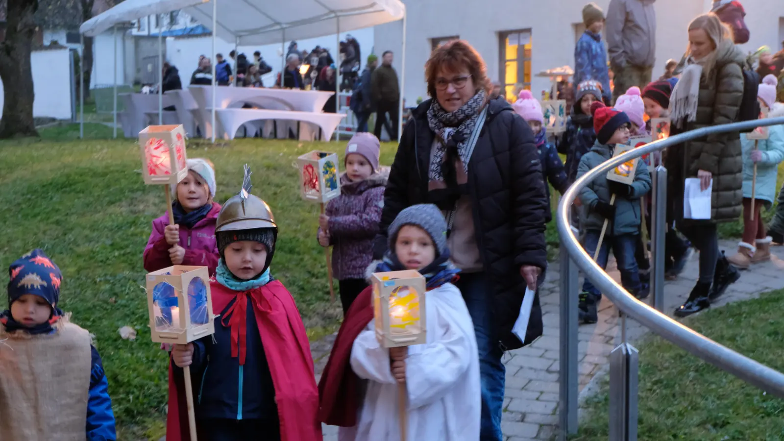 Ihre helle Freude hatten die Kinder des Kindergartens St. Johannes Maria Vianney beim Martinsumzug und der Martinsfeier in der Kirche. (Bild: Fred Lehner)