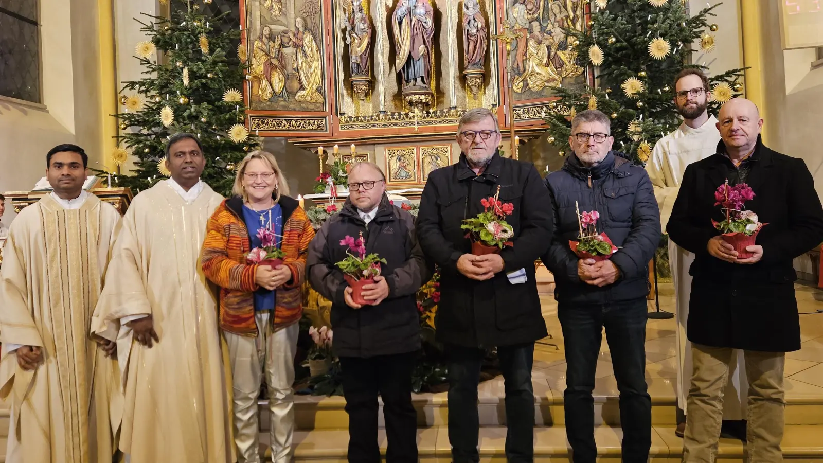 Die neue Kirchenverwaltung. Von links: Pfarrvikar Jestin, Pfr. Dr. Donald, Dr. Sabine Morgenschweis, Stephan Meier, Wolfgang Albersdörfer, Stephan Hausmann, Gemeindereferent Johannes Tauer, neuer Kirchenpfleger Michael Stein. (Bild: Richard Beer )