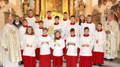 Drei Buben und zwei Mädchen wurden beim Kirchenpatrozinium in die Ministrantengemeinschaft aufgenommen (vorne von links): Veronica Gilch, Stefan Scheuerer, Sophia Obendorfer, Johannes Martzak und Sebastian Straller, außerdem der ausscheidende Ministrant Paul Reitzig (zweite Reihe, Mitte), zusammen mit Pfarrer Herbert Rösl, Mesnerin Renate Pflug (links) und Ruhestandspfarrer Max Stigler (rechts) sowie die diensthabenden Ministranten. (Bild: Josef Böhm)