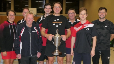 Die Teilnehmer mit den Bestplatzierten der Tischtennis-Vereinsmeisterschaft: Michael Eckl mit Pokal, Nico Troglauer (links dahinter) und Michael Hösl (rechts dahinter).<br> <br> (Bild: Michael Hösl/exb)